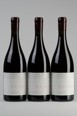 Ein Foto mit drei Flaschen Pinot Noir AREA 51 des Jahrgangs 2021 von W. E. Frank, die nebeneinander stehen.