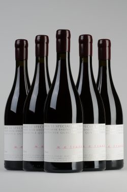 Ein Foto mit fünf Flaschen Pinot Noir AREA 51 des Jahrgangs 2021 von W. E. Frank, die in V-Form angeordnet sind.